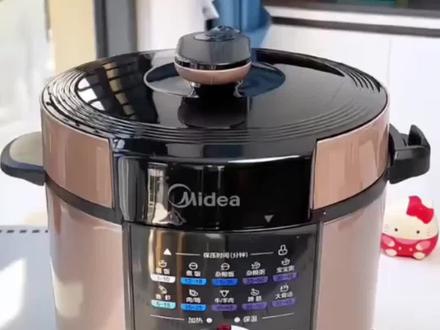 这款美的电压力锅使用方法:将食材放入锅中盖上盖子,插上电源,转动旋钮到所需功能就可以了。煮好自动保温,旋钮会自动转回“关"那里。#多功能压力锅#美的电压力锅 #电压力锅