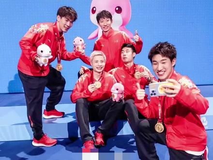 2025年第十五届全运会羽毛球成年男子团体决赛
江苏威克多队 3–2 浙江队|鏖战5小时35分钟!江苏惊险夺冠🏆
赛果详情
男单:石宇奇 2–1 孙超
16–21、21–17、25–23(⏱️94分钟)
世界第一石宇奇在决胜局挽救两个赛点,连得5分上演惊天逆转,为江苏先拔头筹。
男双:孙文骏/朱彦澎 0–2 王昶/谢浩南
25–27、18–21
浙江双打组合顶住压力,扳平大比分。
男单:陆光祖 2–0 胡哲安
23–21、21–17
关键第三场,陆光祖顶住压力两局险胜,助江苏再度领先。
男双:陈柏阳/黄荻 0–2 陈旭君/郭新娃
15–21、15–21
浙江队双打再下一城,将比赛拖入决胜盘。
男单:孙飞翔 2–0 周新宇
21–17、21–12
决胜场中,孙飞翔稳扎稳打,仅用时约35分钟干净利落地锁定胜局,助江苏捧起金牌!
这场史诗级对决不仅展现了中国羽毛球整体实力的厚度,更体现了运动员顽强拼搏、永不言弃的竞技精神。随着团体赛落幕,单项赛即将打响,期待国手们继续奉献精彩表现!
#全运会 #全运会羽毛球 #石宇奇 #羽毛球 #羽毛球比赛