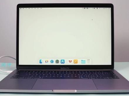 如何给Mac设置护眼模式?怎么设置原彩和夜览模式调整屏幕色温? #夜览模式 #护眼模式 #护眼模式开启 电脑如何设置护眼模式?有效缓解眼部疲劳?苹果电脑怎样开启护眼模式? MacOS系统如何开启护眼模式-MacOS系统开启护眼模式的方法。Mac如何开启护眼模式?夜览功能是什么?原彩是什么?MacBook原彩显示的关闭方法。在Mac 上使用夜览。Mac电脑如何迅速切换设置夜览模式?苹果电脑怎样打开夜览模式保护眼睛?在Mac 上更改“显示器”的“夜览”偏好设置。Mac操作指南:Mac电脑屏幕变黄如何解决?关闭护眼模式即可。mac PS修图或者剪视频如果感觉屏幕发黄需要关闭原彩显示和夜览。护眼模式就是为了保护眼睛让屏幕发黄显示,降低屏幕亮度了。所以想让屏幕的显示色准需要关闭。
#原彩显示 #原彩 #苹果电脑屏幕