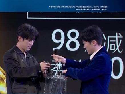 捕捉一只偷笑臭屁烊!!!#易烊千玺#千纸鹤#纸鸟 #清扬发布会 @DOU+小助手 @抖音小助手 #偷笑