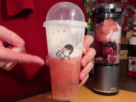 今天的shot是一杯微醺草莓冰沙 🍹草莓奶茶冰沙=冰冻莓果+喜茶奇兰红颜莓莓+柠檬汁15ml+朗姆45ml(可加量!)+奇亚籽冻;用奶茶做的微醺shot!备料和制作都超简单~~
#微醺时刻 #微醺的1000种方式 #喜茶 #喜茶奇兰红颜莓莓 #奇兰红颜莓莓