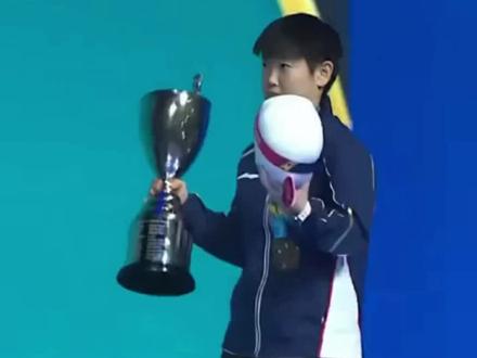顶峰相见!王楚钦和孙颖莎捧起冠军奖杯并合影记录夺冠荣耀时刻#男女单打冠军#真棒 #2026澳门乒乓球世界杯