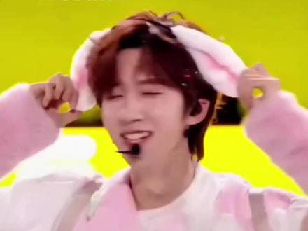 #贺峻霖
傲娇霖霖兔的撒娇日常
@时代少年团-贺峻霖