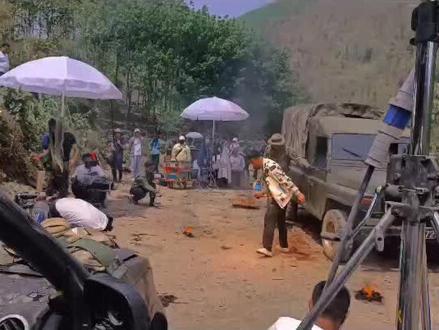 #片场花絮 #剧组拍戏现场 #你是凭实力刷到的 #原创视频 你们以为的炸断腿,是不是666😂?经常更新剧组日常拍摄