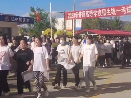 高考前:国家重点保护动物
高考中:国家一级保护动物
高考后:四害
#毕业季 #学生时代 #校园 #高考 #我们毕业啦
