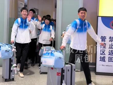 黑龙江男排创造66年来全运会最好成绩,齐齐哈尔一中的小伙子们今日到达哈尔滨,家乡人到机场接“小老虎们”回家了