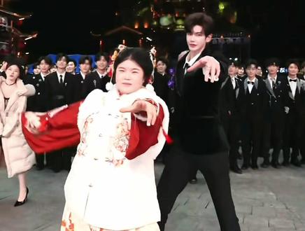 #龙浩天酉阳大舞台 #王林玥玥情侣舞刺痛 #001三月直播日记 #AI瑶瑶团播 #银河系001 龙队人真的很好,只要是来大舞台的嘉宾,都会尽量满足愿望,未来少年团的玥玥可爱,王林又帅又有亲和力,好看爱看。@龙浩天🐲(酉阳桃花源摆手堂直播) @001-王林🍃 @AI瑶瑶• 银河系001|团队招优PGY @PGY-未来少年团Pro@🩰小玥玥🩰🩰-未来