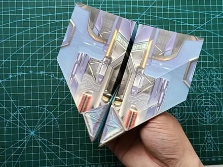 如何叠一个巨翅飞鱼号#折纸 #纸飞机 ,全世界孩子都爱玩的100种#折纸飞机 #折纸教程 #做手工我是认真的 #童年的纸飞机 #萌知计划 @抖音青少年