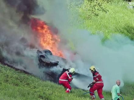 回顾一下四年前鼹鼠驾驶着Rimac跑完计时赛后翻车的画面 尽管翻车当天也卖出去了三台#Rimac#锐马克