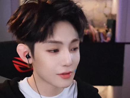 精彩传媒纯艺人#高迪 #黑暗萝莉大美 #万岁山武侠城 @精彩高迪