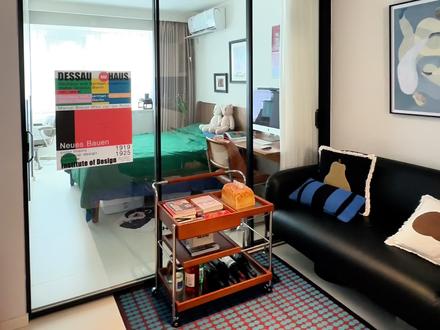 北京48㎡老破小|意外解锁了玻璃门的彩色新玩法,有趣又好学
初次尝试液体粉笔,真的有趣,利用家里超实用的三联动玻璃推拉门画了一些圣诞氛围的小画,以后每个节日都能换着主题画啦。
#宝藏生活家企划 #我家的年度好东西 #我家的年度变化 #小户型装修 #画画