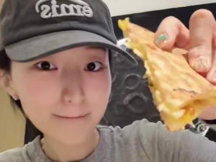 偶然翻到两年前女儿和哥哥关于吃披萨的吵架视频,觉得很好玩!时间过得好快,孩子在我的视频里慢慢长大了,慢慢改变下来了,并且越来越优秀😘#记录真实生活 #正能量 #女儿 @圆脸冯少(已瘦119斤版) @韩雪生活号