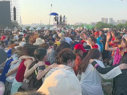哥是一根儿葱 来自外太空 谁要拿我沾大酱
我弄他老祖宗#泸州音乐节 #二手玫瑰 #现场直击 #人山人海