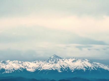 “曾经他说要给我修一个房子,最后,他为我修了一条路。”致敬所有以山河为家的建设者。
12月26日,新疆乌尉高速全线通车,22.13公里穿天山,南北疆时空从此巨变。
#世纪工程 #交通强国 (素材来源:中国交建)