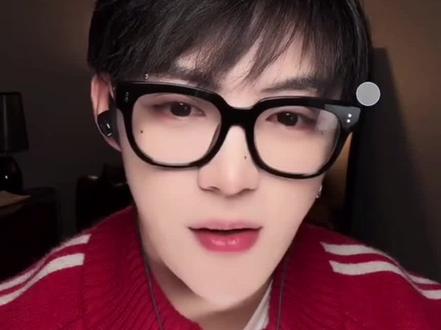 强子远远双视角的 互相窥屏@杨思远⁹⁷⁹@杨思远帅帅气气⁹⁷⁹ @ACE ⁴¹⁸ #杨思远女朋友张慧强#杨思远#djace#对抗路情侣#cp