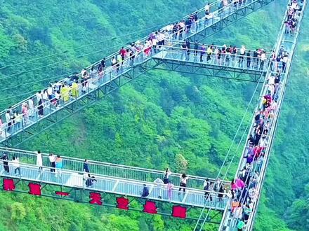 重庆梦幻万盛奥陶纪纯玩一日游,一票通玩! 玩点1️⃣:
高空项目:高空漫步、云端廊桥、玻璃吊桥、悬崖秋千
高空漫步:落差150米高空悬崖上多个40-1250px间隔橙色踏板组成,踏板下方即是150米高空悬崖,即使游人在有保护措施的情况下,也不可能肆无忌惮的阔步向前体验崖壁空中漫步。
云端廊桥:临崖垂直90度于300米高金牛瀑布之顶,悬崖边向外延伸35米“U”型全透明玻璃走廊。悬空站立的即视感给人完全被推出去的感觉。
玻璃吊桥:在300米高空之上,悬崖之颠,跨度150米的玻璃桥形成一条让人惊吓到哭的空中通道。悬崖秋千:邻崖而建的“悬崖秋千”,让你在300米高空中体验“命悬一线”。从平台往外飞出,整个身体都脱离依靠。
玩点2️⃣:
独有地质地貌 让你穿越5亿年
奥陶纪有着独特的地质地貌,游览奥陶纪公园,可以体验奥陶纪独有的五大标志性景点和三十二个自然观光景点。景点如“寒冰洞”“中华震旦石”“将军石”“石林迷宫”“月老石”“金牛瀑布”等具有5亿年的地质奇观体验
玩点3️⃣:
5D视听技术 为你打造神奇之旅
在科幻梦工厂里,奥陶纪引进与全球同步领先的5D视听科技,利用座椅特效和环境特效,身临其境的“穿越”冒险旅行,项目有“穿越5亿年”“勇敢者漂流”“重返奥陶纪”“动漫儿童剧场”(游玩时间约90分钟) 还有儿童欢乐谷可供儿童游玩。项目有激流探险、太空飞车、碰碰车、海岛大战、逍遥水母等
#重庆 #重庆旅游攻略 #重庆万盛奥陶纪 #奥陶纪 #重庆奥陶纪正常营业