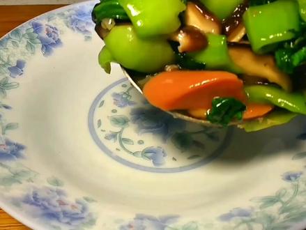 香菇不要只和油菜炒,加2根火腿肠,鲜香味美,比大鱼大肉受欢迎