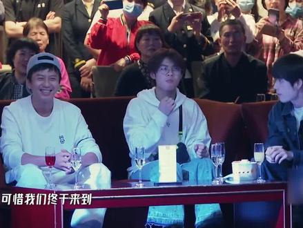#哈哈哈哈哈 邓紫棋扮成服务员没被认出,上台一开口全场沸腾