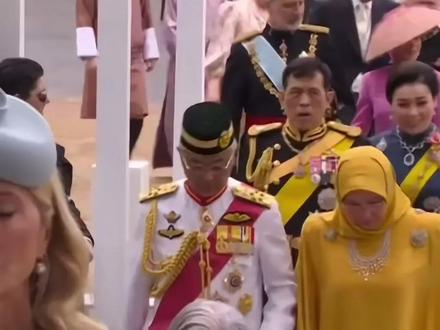 苏提达王后的高光时刻,参加查尔斯加冕礼,颜值和气质碾压莱后