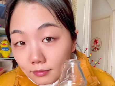 生活里的废玻璃瓶千万别丢!今天教大家三步改造,变身超好看的植物吊瓶~先撕掉瓶身的贴纸,用丙烯马克笔画上喜欢的图案,再用麻绳缠出绳锁,一步步打好结固定住,最后吊起来种上绿植,瞬间氛围感拉满!一个被遗忘的玻璃瓶,就能给家添一份生机与美好,快把你家的废瓶子利用起来吧~
#变废为宝小技巧 #手工diy #玻璃瓶改造 #绿植盆栽 #低成本改造