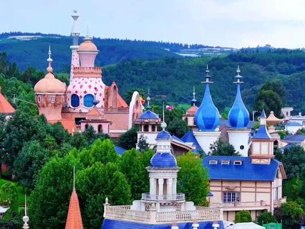 凤龙湾一日游
开放时间:9:00-18:00 (17:00停止入场)
单独门票:成人68、儿童34
套票:成人168、儿童84
交通工具
公交:昆明北部客运站-寻甸客运站的班车,转乘凤龙湾专车
自驾:昆明市区驾车60-90min,不住宿在外部露天停车场,住宿有免费地下停车场。
游玩指南
建议早上8点从昆明市区出发,最慢10点即可到达凤龙湾小镇。
中央花园广场:进入小镇后,先在中央花园广场拍照打卡,这里的草雕艺术和城堡建筑都非常适合拍照。
怪屋村商业街:在这里可以体验到霍比特人小屋、瓜果主题小屋等特色建筑,还可以品尝各种美食。
瀑布餐厅:在瀑布餐厅享用午餐,感受瀑布沿着大型玻璃幕墙倾泻而下的壮观景象,还能品尝到生态美食。
湖光游艇:从瀑布餐厅出来,沿着木栈道一路下行,经瀑布梯田后抵达花园广场码头,乘坐湖光游艇,开始下午的行程。
马过河旅游度假区:在马过河旅游度假区可以欣赏河谷地貌之美,品尝小街美食,探索茶马驿站、三桥同心和飞虎队传奇等历史人文。
浪漫火车:乘坐浪漫火车,途经5个站点,穿越6条隧道,感受一段天然氧吧的洗肺之旅#香道滇 #香道滇地标文化 #香道滇地标特产 #香道滇地标文化特产