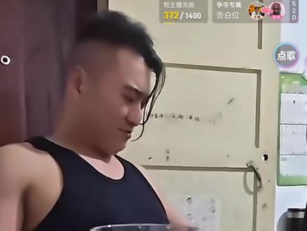 #曾经的王 #king 因被老粉丝们认出不让粉丝们失望而急于加强锻炼为复出做准备进而导致训练器材防崩带扯断并将训练器材掰至永久性变形