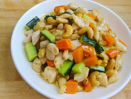 家常菜腰果鸡丁新做法,鸡肉鲜香滑嫩,腰果焦香酥脆,小孩抢着吃