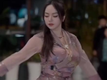 央金卓玛,性感迷人的藏族姑娘,动听的藏族歌曲 #气质美女 #甜美 #女歌手 #极品美女 #气质女神