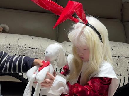 当大家都说爱莎像桃乐丝,那就安排吧!
桃乐丝因为白化症在学校饱受冷眼,每次遭遇不公她就打回去,也总是默默帮助其他人。可是越来越多的人选择加入霸凌者。直到所有人都站在了她的对立面,为救玩偶坠落的时候所有人冷眼旁观,没有伸出援手,草草结案。#桃乐丝 #蛋仔派对逃出惊魂夜 #蛋仔桃乐丝睁眼变装 #白化病女孩