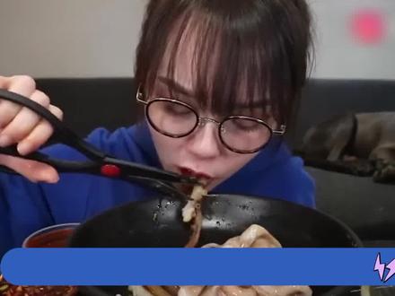 网红阿尤太没下限,吃腐烂龙虾、吞牙齿,被央媒批评后事业尽毁1