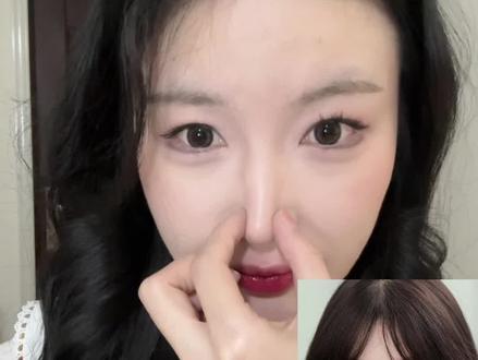 原来画鼻影可以这么简单! 跟着唐毅老师学了一下他的徒手捏鼻法
用食指和大拇指蘸取一点阴影色
注意别蘸太多了(我第一次蘸比较多就翻车了)
从眉毛下面的双c线开始 收放收放收
然后再用手晕染自然一点
觉得有些脏的地方我们可以用哑光高光晕染过渡一下
再用哑光提亮提亮我们的眉心鼻中鼻头以及鼻翼
最后用珠光高光提亮一下鼻头鼻梁就ok了
很简单很适合新手 适合早八着急的时候去画
我用的是橘朵的综合盘02号色
它里面的颜色很自然和谐
而且哑光高光和珠光高光都很显色好看
修容色很自然 不容易手重 适合大部分的肤色
虽然这个方法修出来的不是很精致
但是主打一个自然又快速
大家可以尝试一下哦!#美妆 #鼻影 #修容 #化妆分享 #新手化妆教程