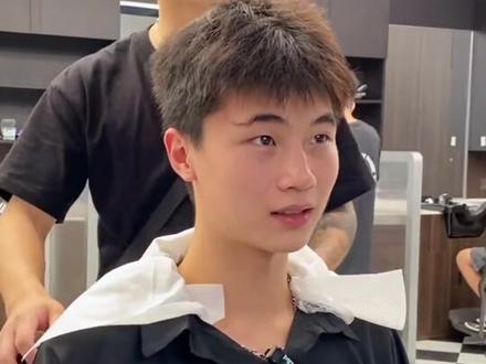 今天来个湖南农大的小帅哥,要挑战美式圆寸,测试一下自己的颜值#长沙男士理发 #男士发型 #美式圆寸 #测试颜值 @DOU+小助手