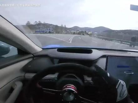 叶志成驾小米SU7冰雪漂移,精准到离谱#小米SU7冰雪漂移 #叶志成漂移神操作