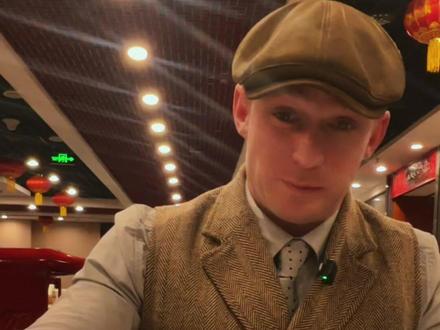 今儿谢尔比赴京吃个烤鸭,寻找一下记忆中的炸酱面 #青年创作者成长计划 #烤鸭 #炸酱面 #外国人在中国 #浴血黑帮