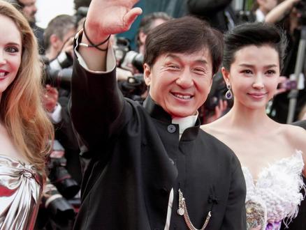 戛纳红毯实拍,镜头里的 成龙大哥 戛纳红毯实拍|镜头里的 成龙大哥。你刷到的很多出圈红毯图,都来自我的镜头接下来,带你看更多红毯背后的故事
#幕后摄影师 #戛纳红毯#戛纳电影节 #明星大片 #人像摄影 摄影 #红毯现场 #成龙大哥