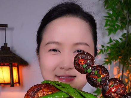 真的好饿,今天的家常饭太香了!无骨鸭掌,香辣鸡腿,面筋,还有 炒土豆丝,太下饭了!都是我爱吃的!#妈呀太香了 #农村美食 #人间烟火 #好吃到停不下来