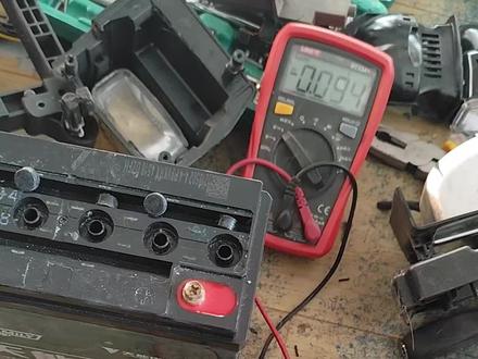 电瓶修复之断格测试方法,测量单个电压来判断是否断格。 #电瓶修复 #电池修复 #电瓶激活 #断格 #电动车电瓶