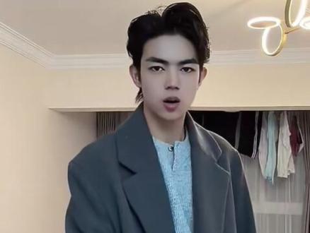 你们说穿哪套去给石头
开家长会呢?我感觉哪套都好#纳迪尔#盈公主