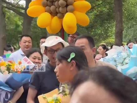 6月9日,湖北#枝江2024高考结束,场外这些“显眼包”应援亮了!#高考