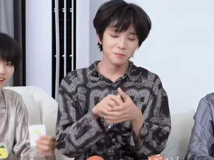 所有人停下手里的一切,来研究这个王橹杰#王橹杰 #抽象 #搞笑 #王橹杰精神状态 #先天抽象圣体