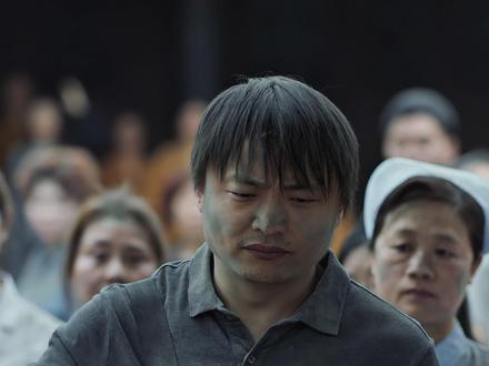 开门迎女色,寺院煮荤腥,禅房浸血污,素全主持连破三戒 ,却换来了一件由108个婴儿襁褓制成的百衲衣。2008年汶川大地震,一座千年寺庙大开山门,破了佛门百年清规戒律,禅房变产房,禅床当产台,让孕妇在里面生孩子。3个月里,108个婴儿在寺庙降生,这不是剧本,是 2008 年汶川地震中,真实发生在四川什邡的震撼往事,也是电影《一百零八》最戳心的内核,而这背后,是一个叫素全的大师,留下一句“见死不救,才是最大的忌讳”,改变了所有人的命运。#青年创作者成长计划 #了不起的精讲团 #地震