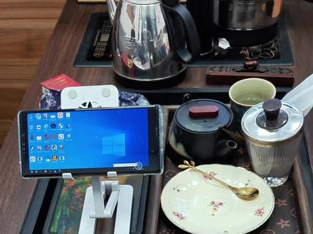 谁懂啊!荣耀平板X10 Pro直接变电脑💻 云电脑功能太香了!
告别笨重笔记本,轻薄机身揣兜里,有网就能秒切高配电脑~ 打工人通勤改WPS、高铁赶PPT,PC端软件随便装,移动办公超丝滑!电商党多开店铺接单,股民分屏看盘,效率直接拉满✅
教师宝子用白板备课,搭配手写笔批注超方便;剪辑党剪视频不卡顿,游戏党挂机升级还不占内存,摸鱼工作两不耽误!
学生党刷题备考、出差族移动办公、宝妈兼顾副业,全场景适配~ 8300mAh大电池续航在线,Type-C接口随充随用,轻便又能打!
一台搞定办公、学习、娱乐,这波生产力神器必须冲~
#荣耀平板X10Pro #移动办公神器 #学生党必备 #打工人数码好物 #生产力工具