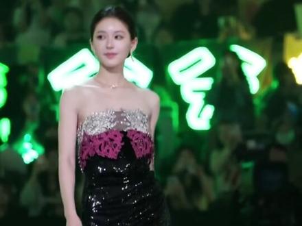 许我耀眼太伟大了 年度获得这么多奖项 赵露思牛赵露思伟大 期待露皇更多更好的作品拿大奖~
#赵露思
#许我耀眼
#许妍