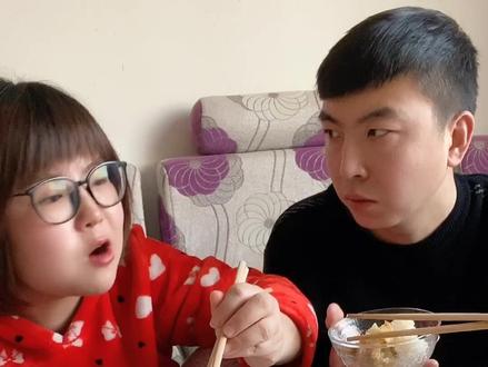 你们身边有 吃饭来回扒拉菜的没?#夫妻日常 @DOU+小助手