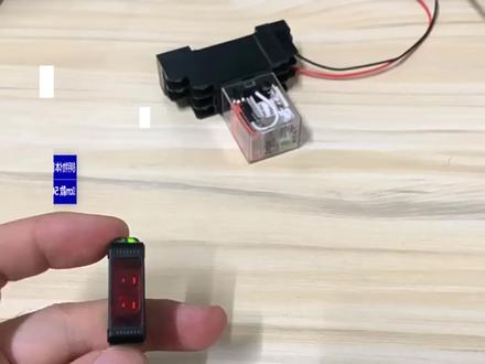 红外漫反射光电开关激光传感器PZ-D61/PZ-D62 给大家介绍一下
PUHUADA红外线的漫反射光电传感器
它的感应区在这个位置
这是它的发光口
这是它的接收口
发光口发出来是红外
是看不到的
通过它这个发光口发出来的光
我们可以感应各种物体
包括一些透明体
也是可以检测的
只是距离要近一些
因为透明的反射
没有常规物体那么远
还有一种应用
是
需要透过透明体去检测物体的
这种也合适
比如这个透明体
跟这个传感器
紧紧的贴在一起的时候
它可以透过它
去检测上面的物体
像我准备了一个更厚的
一个有机玻璃
这个大概两个厚的一个厚度
需要它透过这个透明玻璃
去检测物体
我们需要紧紧的把它贴上去
紧紧的把它贴上去
防止一些影响
当然你如果实在不行的话
也可以给一点空间的
那它有个这么大一个空间
可以给你
利用这个优点
就可以穿过玻璃去检测物体了
这感应器上面
它是这样一个结构
有两个指示灯
两个电位器
绿色的这个是电源指示灯
通电就会亮的
橙色的是信号输出指示灯
输出信号的时候就亮了啊
比如这样挡住输出就亮了
这个靠近指示灯的电位器
是调灵敏度的
如果我们需要很远距离使用
我们就顺时针
把这个灵敏度调大
这是一个比较大的一个状态
这感应器是10厘米使用距离的
这是20的位置
然后实际上它的距离可以很大
接近20厘米都可以
我们建议是在10厘米以内
使用不要太远
它调小距离的话
就逆时针方向旋转
逆时针方向旋转
调小它的灵敏度
它距离就会变小
调小灵敏度的话
距离会变得非常的短
现在大概距离只有
1厘米多
1.5厘米以内吧
除了灵敏度
旋钮可以改变
它还可以改变敞开
敞闭先是挡度输出
不挡不输出
我们可以改变为挡住不输出
离开才输出
挡住就不输出
离开就输出了
这是一个长臂模式
调节回来也是旋转这个电位器
这个电位器特别需要注意哦
这个螺丝刀不要用太大的
太大的话容易把它顶坏
这样微微的调小
小的螺丝刀是不会把它弄坏的
很大的螺丝刀顶进去的话
就容易把它这个电位器顶松了
就坏了
这感应器是三根线的设计
棕色接正极
蓝色接负极
黑色是信号的输出
正极和负极可以接
12-24伏的工作电压
信号的话
NPN输出是负极
PNP输出是正极
这个信号线千万不要接错了
接错会烧
这两个倒无所谓
你接反了它就最多不亮了
但是这个接错的话就烧了#工业自动化 #传感器 #普华达智能