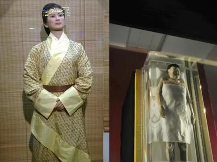 辛追的尸体出土时,全身裹着20层丝绸衣服,半身浸泡在略呈红色的溶液里。因为被衣物层层包裹,而且考古人员对两千多年前的尸体未抱希望,也没什么保护措施,加上包裹着的衣物太厚,所以经过一周左右才剥离完毕。等到发现辛追栩栩如生的尸体时,在场人员无不触目兴叹,但一周的时间已恶化了尸体的保存情况,后来经医生的解剖检验,女尸外形依然完整,并且内脏器官也是完整的。尸体的皮下结缔组织还有弹性。股部动脉的颜色,几乎跟刚死去一样。
在注射防腐剂时,皮、肉、血管等软组织,随着药水所到而鼓起,然后通过微血管扩散。这一奇特现象,令人大感惊讶,并发出了由衷赞叹。估计女尸死亡年龄在50岁左右。食道和胃里还保存着几颗甜瓜子。从各方面的病理查明,死者生前患有多种疾病,胆绞痛引起冠心病发作,似乎是导致猝死的原因。
辛追的遗体出土后,由于先前条件所困和没有保护意识,导致遗体长时间跟空气接触,约一年后才象征地为遗体制造了一口玻璃棺。而遗体当时更要在全国各地展览,往往直接就被有关人员抬出来摆在桌子上露天展示,没任何的防护,群众甚至可以随便触摸,结果使保存情况极度恶化,让原先栩栩如生的尸体变得不堪入目,毁坏十分严重。
2003年,有关人员终于意识到问题,才将辛追遗体安置到湖南省博物馆的为其量身定做的“地下寝宫”里,算是亡羊补牢。这个“地下寝宫”距离地面8米,恒温恒湿,模仿当年出土时原状修建,接近之前在马王堆古墓里的环境。
1972年夏,周恩来总理在湖南上送的请示报告上迅速批示,对女尸进行解剖。1972年12月14日午8时,在湖南省博物馆二楼靠东南的一个展厅(今历史馆)里解剖。
主刀医生:彭隆祥 40岁
辛追夫人遗体出土于一号墓内棺,出土时身高154厘米,体重34公斤。虽在地下沉睡了2100多年,但外型保存完整,全身润泽,皮下软组织柔软而富弹性,关节尚可活动,眼睫毛及鼻毛尚存,左耳裹鼓膜完好,手指及脚趾纹路清晰。(请看第三集)#辛追夫人的千古之谜