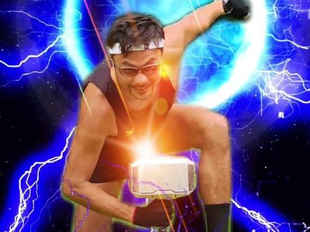 实锤‼️ 跑步专家 丑出国际 很多人被所谓的「小低高跑法」忽悠了,尤其是中老年跑者。
但真正的国际跑步大师告诉你:
👉 它对年轻人没好处,对老年人更是灾难。
为什么?
因为这种跑法髋部强行推前令上身僵直 —— 结果就是让下背部长期受压,肌肉变短,核心完全没有参与。
短小的步幅+超高频率,还会让心率飙升,既低效,又损害关节灵活度。
长期这样跑,核心不会变强,小肌肉过劳,下背部越来越糟,灵活度越来越差。对抗衰老?根本不可能,还有反效果!
真正健康、长寿的跑法,要符合人体的工作规律:核心参与、关节打开、借助重力。
别被喊口号的人迷惑了。用身体去感受,才能分辨真伪。
#科学跑步 #实锤 #小低高