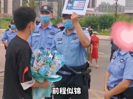高考男孩父母去世 遗憾无人接考,民警化身家长在校门口暖心守护#高考催泪故事