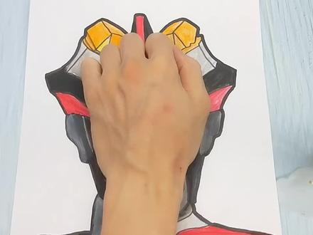 只需手掌放在普通纸手绘维克特利奥特曼,画法简单又帅气的手势画