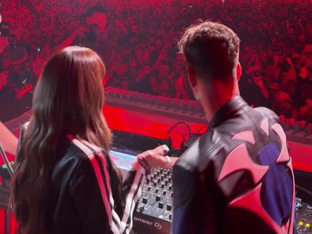 @Anyma × Lisa|Bad Angel w/科切拉🌵
在昨晚的科切拉音乐节上,Anyma惊喜现身The DoLab,与Marlon Hoffstadt带来一场特别的B2B演出。整场表演节奏高能、氛围拉满,一直燃到深夜。
演出过半,Lisa惊喜登台,与Anyma共同带来全新合作曲《Bad Angel》,成为当晚最令人难忘的高光时刻之一。
尽管刚刚过去的周末遭遇了复杂多变的天气,整体进程一度受到影响,但最终依然顺利收官,也让人倍感欣慰。
随着本周科切拉继续推进,Anyma即将迎来全球首映演出,以及更多重磅时刻。
周五 4月17日|主舞台见!
#anyma #lisa #coachella #音乐现场 #科切拉